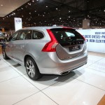 Silberner Volvo V60 Plug-in-Hybrid von hinten