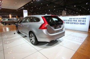 Silberner Volvo V60 Plug-in-Hybrid von hinten