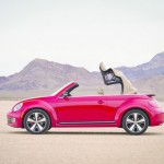 Rotes Beetle Cabriolet öffnet sich elektrisch
