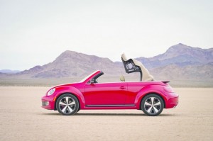 Rotes Beetle Cabriolet öffnet sich elektrisch