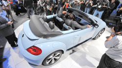 Das neue VW Beetle Cabrio auf der Automobilmesse Los Angeles 2012