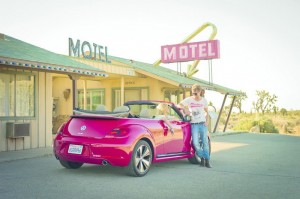 Das neue Beetle Cabriolet in Rot in der Heckansicht