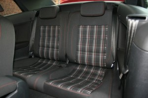 Die hinteren Einzelsitze des Volkswagen Golf GTI Cabrio