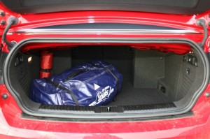 Der Kofferraum des neuen Volkswagen Golf GTI Cabriolets