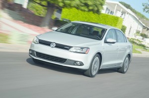 Die US-Version des VW Jetta Hybrid (Silber, Exterieur, Fahraufnahme)