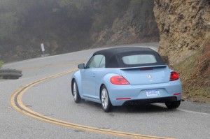 Fahraufnahme des 2013 Beetle Cabriolet