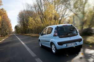 Die Heckpartie des Citroen C1 (Fahraufnahme)