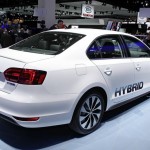 Volkswagen Jetta Hybrid in Weiss auf einer Automesse