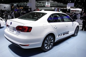 Volkswagen Jetta Hybrid in Weiss auf einer Automesse