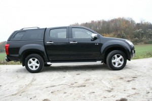 Der neue Isuzu D-Max Double Cab Premium in der Lackfarbe schwarz