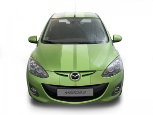 Kleinwagen Mazda2 mit Doppelstreifen