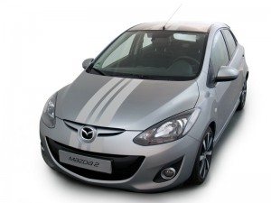Mazda2 mit Dreifachstreifen
