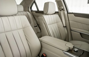 Die vorderen Sitze des Mercedes-Benz E-Klasse E Hybrid in Leder