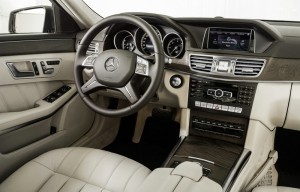 Das Cockpit der neuen Mercedes-Benz E-Klasse als Hybrid und die Mittelkonsole