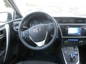 Das Cockpit des neuen Toyota Auris Hybrid