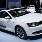 Weisser Volkswagen Jetta Hybrid auf einer Messe