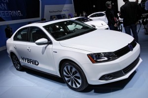 Weisser Volkswagen Jetta Hybrid auf einer Messe