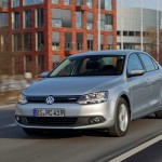 Volkswagen Jetta Hybrid in Silber in der Frontansicht