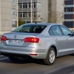Silberner Volkswagen Jetta Hybrid in der Heckansicht
