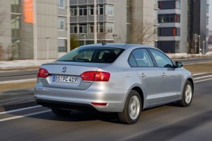 Silberner Volkswagen Jetta Hybrid in der Heckansicht