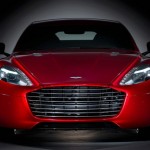 Aston Martin Rapid S in Rot in der Frontansicht