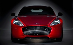 Aston Martin Rapid S in Rot in der Frontansicht