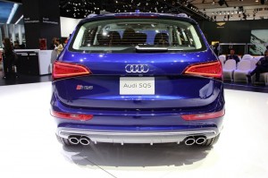Die Heckpartie eines blauen Audi SQ5