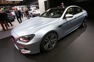 Silberner BMW M6 Gran Coupé auf der Detroiter Automesse