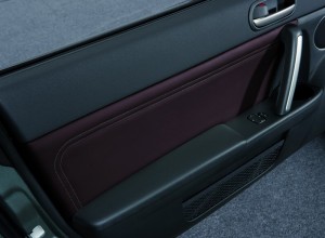 Die Türverkleidung und die Vararbeitung des Mazda MX-5 Sondermodells Hamaki