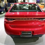 Die Heckpartie eines roten Dodge Dart GT