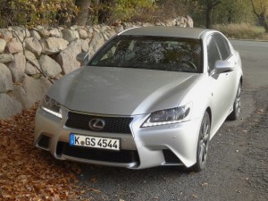 Die Frontansicht des 345 PS starken Lexus GS 450h F-Sport