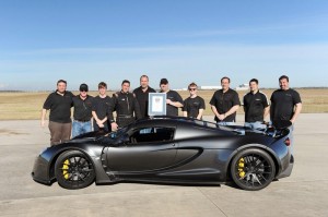 Hennessey Venom GT mit dem Rekordfahrer und Team