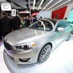Cedenza am Kia-Stand in Detroit NAIAS 2013