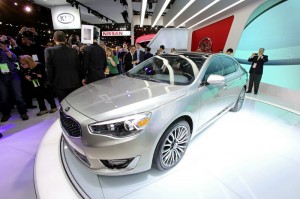Cedenza am Kia-Stand in Detroit NAIAS 2013