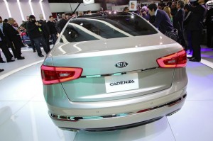 Die Heckpartie des Kia Cedenza - Detroit 2013