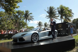 Stephan Winkelmann enthüllt den Aventador Roadster.