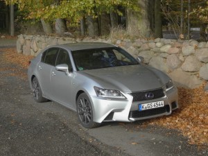 Silberner Lexus GS 450h F-Sport in der Frontansicht