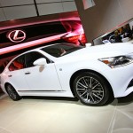 weißer Lexus LS-F-Sport auf Automobilmesse