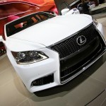 Der 2013-er Lexus LS-F-Sport auf einer Automesse