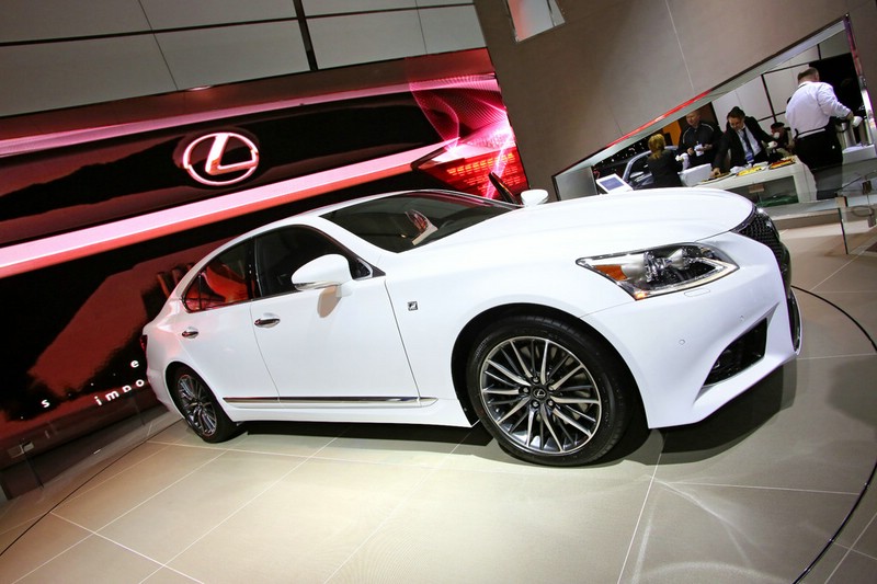 weißer Lexus LS-F-Sport auf Automobilmesse
