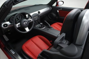 Der Innenraum des Mazda MX-5 3rd Generation mit roten Ledersitzen