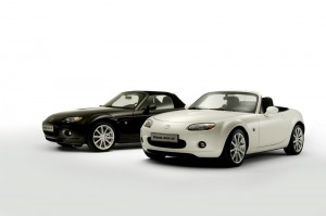 Mazda MX-5 Black & White in den Außenfarben Brillantschwarz und Pegasusweiß