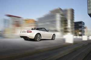 Die Heckansicht eines Mazda MX-5 Hamaki in Arachneweiß Metallic