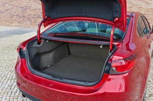 Der Kofferraum des 2013 Mazda6 2.2 Skyactiv-D