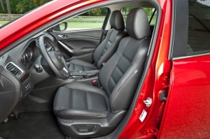 Der Fahrer und Beifahrersitz des Mazda6 2.2 Skyactiv-D
