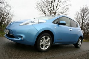 Blauer Nissan Leaf von der Seite