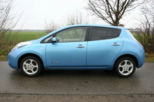 Die Seitenpartie eines Nissan Leaf