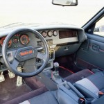 Der Innenraum des Peugeot 205 Turbo 16 (Baujahr 1980-er)