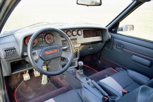 Der Innenraum des Peugeot 205 Turbo 16 (Baujahr 1980-er)