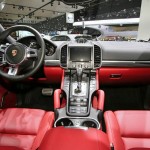 Innenraum des Porsche Cayenne Turbo S mit rotem Leder